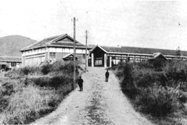現在の府立池田高校校地に移転当初の校舎