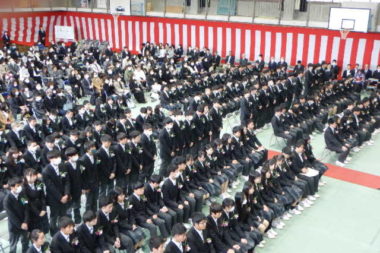 ２月２８日（金）　令和元年度　第７２回卒業証書授与式を挙行しました。