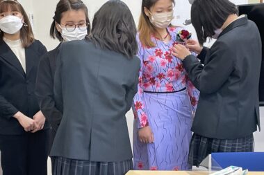 本校生が海外からの留学生にコサージュを制作しました。