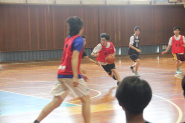 男子バスケットボール部の練習試合の風景です